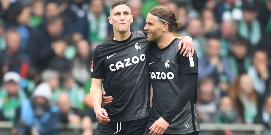 Die Freiburger Roland Sallai (l) und Lucas Höler drehten mit ihren Toren die Partie.