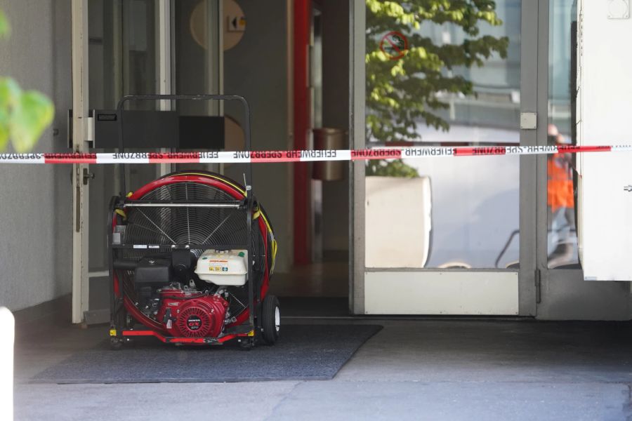 Aus dem Keller einer Geschäftsliegenschaft an der Thurgauerstrasse in Zürich stieg am Dienstagabend Rauch auf.