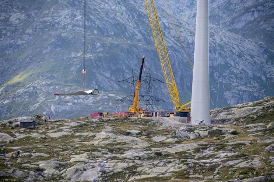 Ferner müssten gemäss SVP 2500 bis 5000 neue Windräder gebaut werden, um die 160 Terawattstunden aus fossilen Brennstoffen mit erneuerbarer Energie zu ersetzen, so Guggisberg.