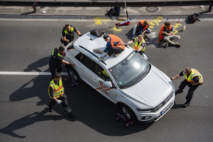 Neue Ideen: Polizisten schieben einen Wagen bei einer Blockade der «Letzten Generation» auf der Autobahn 100 auf den Standstreifen am 22. Mai 2023 in Berlin.