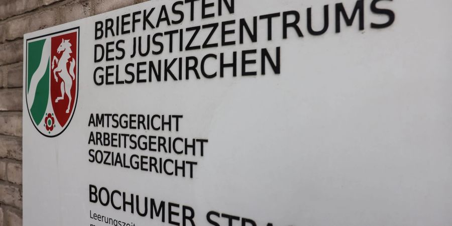 Nach dem Tod eines zweijährigen Jungen in einer Mini-Kita in Gelsenkirchen stehen zwei Tagesmütter vor Gericht.