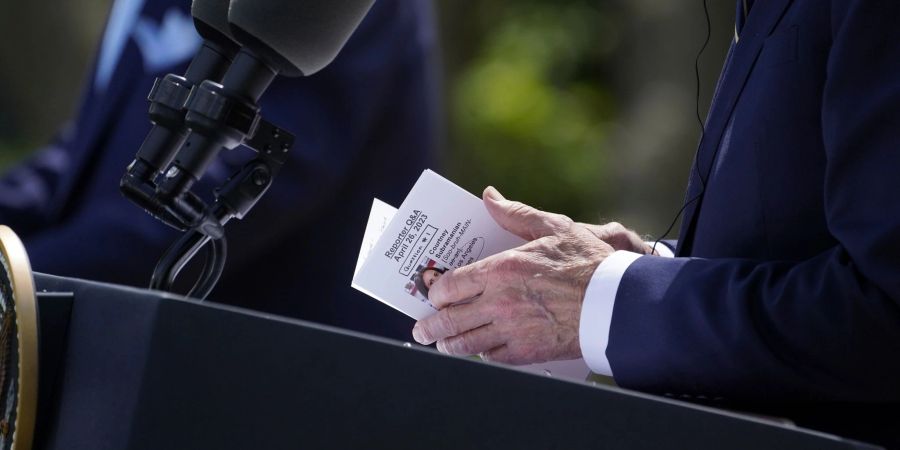 US-Präsident Joe Biden schaut während der Pressekonferenz im Rosengarten des Weissen Hauses auf seine Notizen.