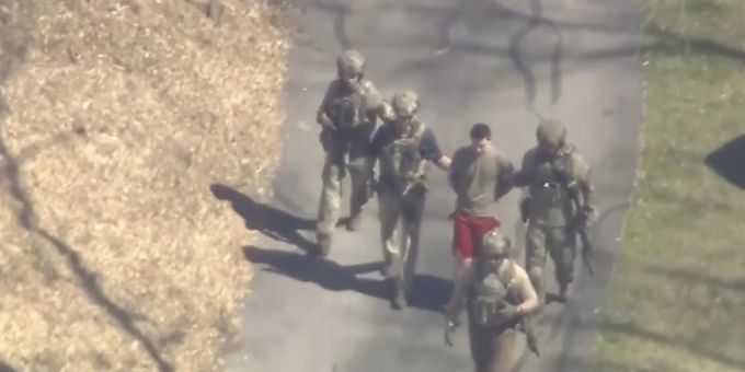 dpatopbilder - Der Verdächtige wird am 13. April von bewaffneten Einsatzkräften in Gewahrsam genommen. Foto: Uncredited/WCVB-TV/AP/dpa/Archiv - ACHTUNG: Nur zur redaktionellen Verwendung und nur mit vollständiger Nennung des vorstehenden Credits dpatopbilder - Der Verdächtige wird am 13. April von bewaffneten Einsatzkräften in Gewahrsam genommen. Foto: Uncredited/WCVB-TV/AP/dpa/Archiv - ACHTUNG: Nur zur redaktionellen Verwendung und nur mit vollständiger Nennung des vorstehenden Credits
