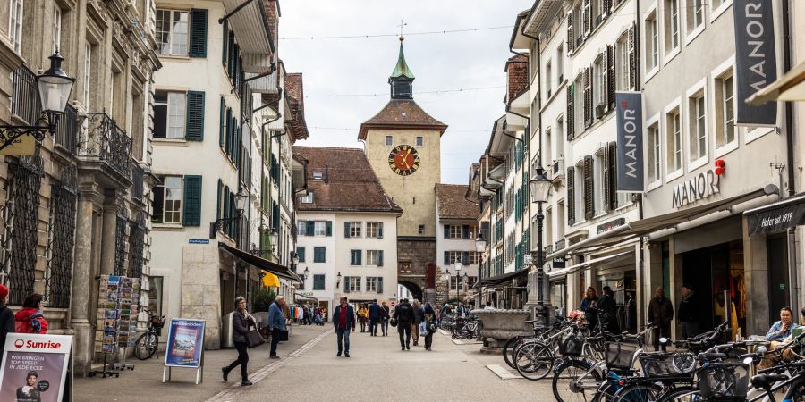 Die belebte Gurzelngasse in der Altstadt von Solothurn.