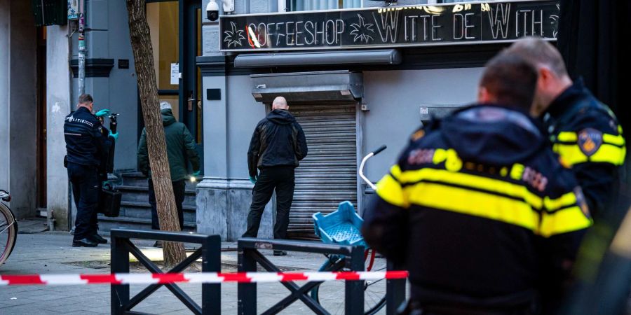 In den letzten Tagen haben mehrere Explosionen für Unruhe in Rotterdam gesorgt. Die Polizei untersucht inzwischen, wie hier, Spreng- oder Brandsätze.