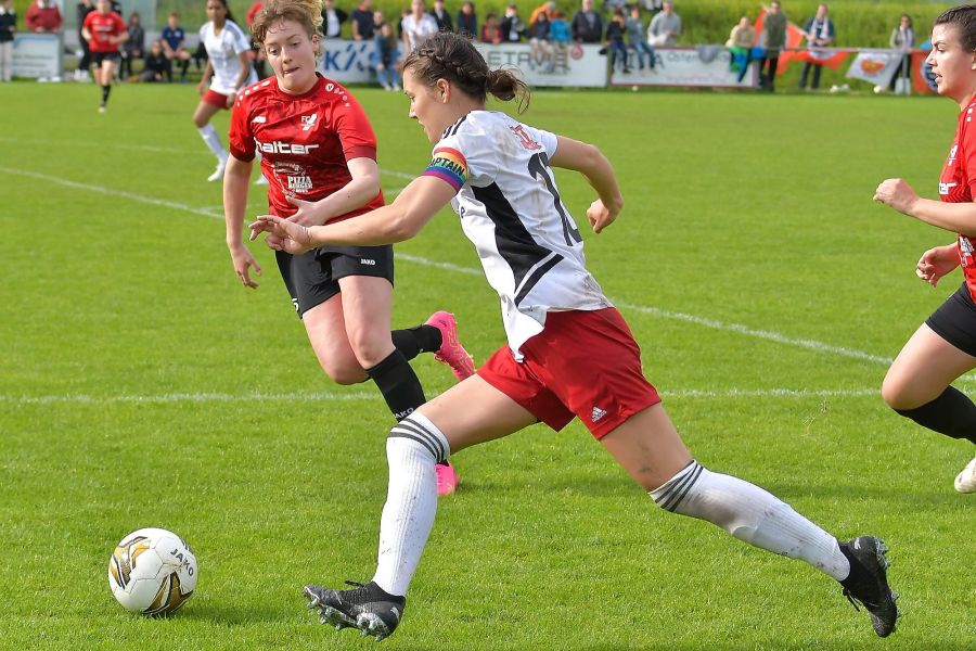 Lydia Dubach von den FC Breitenrain Frauen am Ball gegen Ostermundigen.