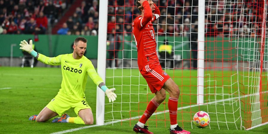 Bayern-Stürmer Thomas Müller (r) kann es nicht fassen.