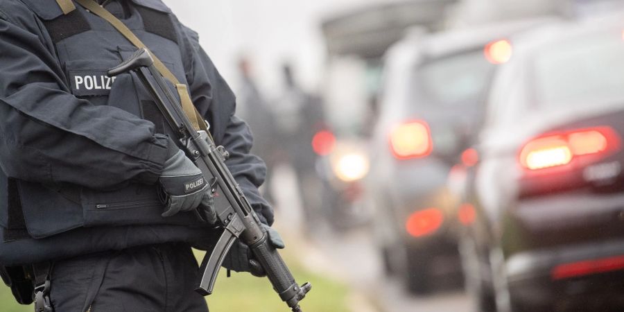 Ein Polizist der Anti-Terror-Einheit mit schwerem Geschütz (Symbolbild).