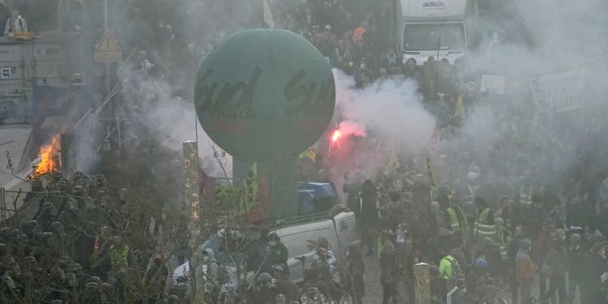 Demonstranten kommen am Ende der Demonstration am Donnerstag, 6. April 2023, in Paris an. France Pension Protests