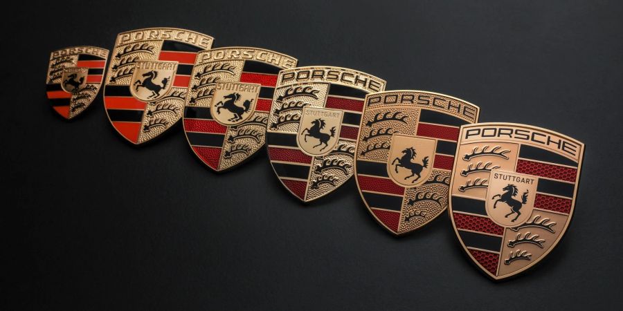 Die letzten Aktualisierung des Porsche-Logos ist auf der rechten Seite zu sehen.