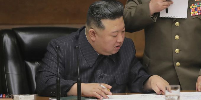 Es ist eines von vielen Bildern, auf welchem Kim Jong un rauchend zu sehen ist. Das Foto wurde am 10. April 2023 in Nordkoreas Hauptstadt Pjöngjang aufgenommen. kim jong un