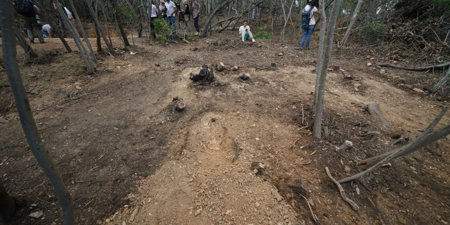 Journalisten stehen in der Nähe des Arade-Stausees in Portugal, wo  vor 16  Jahren ein Mädchen spurlos verschwand.