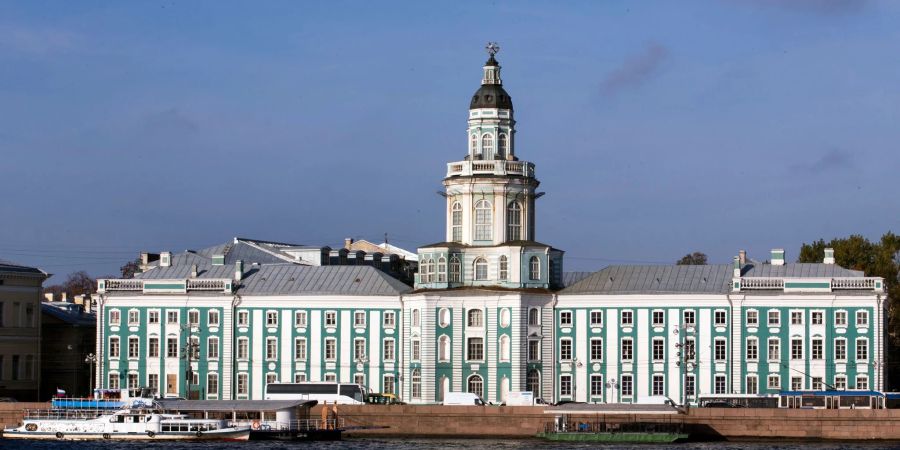 Die Russische Akademie der Wissenschaft am Ufer der Newa in St. Petersburg.