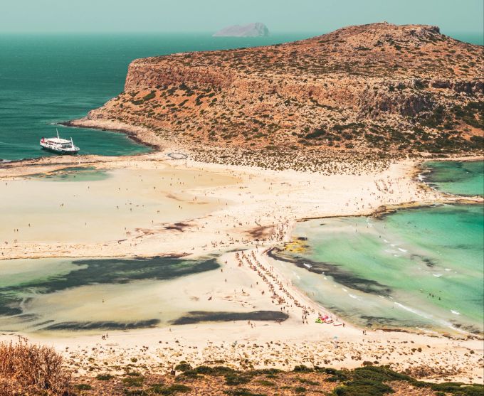 Über 1000 Kilometer Strand – wie hier am Balos Beach – erwarten Sie bei Familienferien auf Kreta. Balos Beach