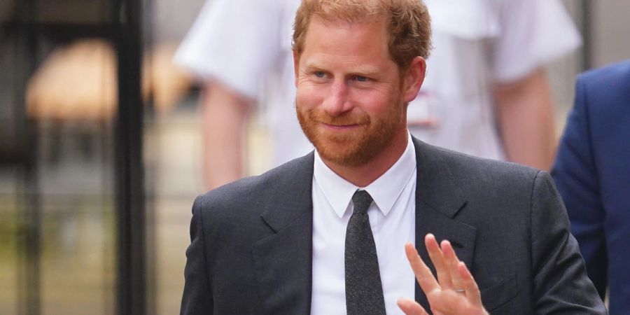 Prinz Harry (l), Herzog von Sussex, nimmt an der Krönungszeremonie seines Vaters teil.