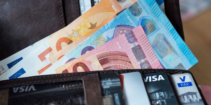 30 Prozent der Menschen in Deutschland wollen einer Umfrage zufolge weniger Geld bei Restaurantbesuchen ausgeben. 30 Prozent der Menschen in Deutschland wollen einer Umfrage zufolge weniger Geld bei Restaurantbesuchen ausgeben.