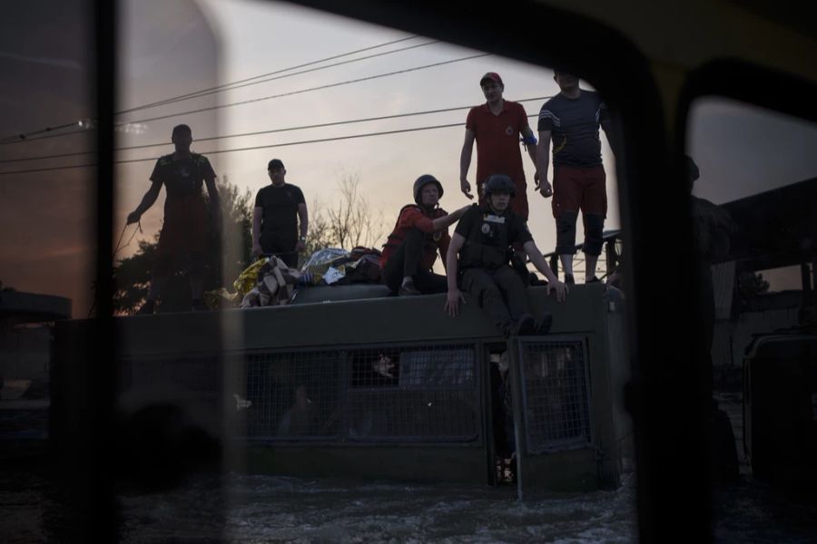 Gleichzeitig sollen die Russen ihre Angriffe in dem Gebiet im Ukraine-Krieg fortsetzen – und auch auf die Rettungsboote zielen.