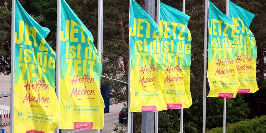 Fahnen wehen vor dem Messezentrum in Nürnberg, wo heute der 38. Evangelische Kirchentag beginnt.