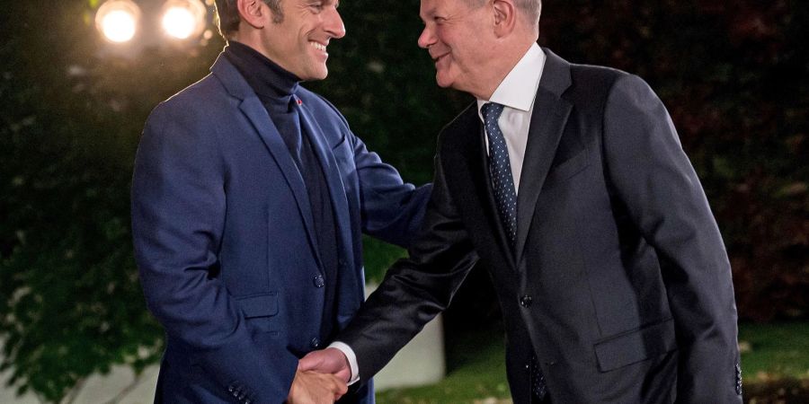 Bundeskanzler Olaf Scholz (SPD, r) und sein französischer Amtskollege Emmanuel Macron.