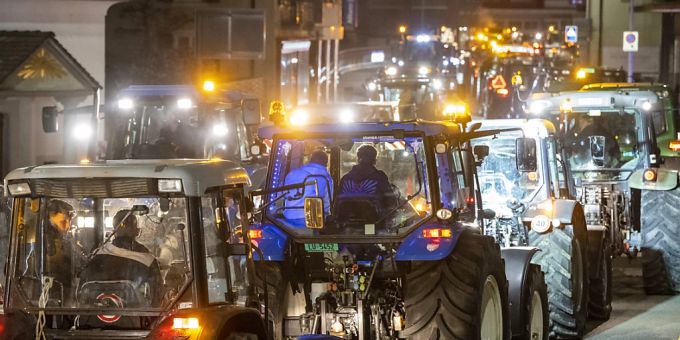 Landwirte fuhren am 9. März in Wolhusen LU mit rund 125 Traktoren auf. An der Kundgebung forderten sie faire Preise und mehr Wertschätzung. (Archivbild) Landwirt