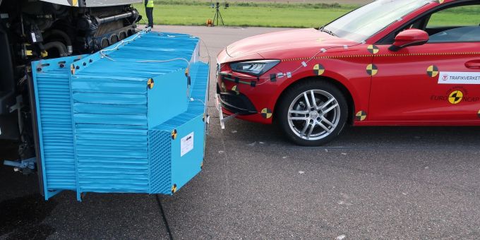 Ein Lkw mit einer aus Aluminiumwaben bestehende Front, die vor weniger verheerenden Kollisionen schützen soll. (Archivbild) Aluminiumwaben