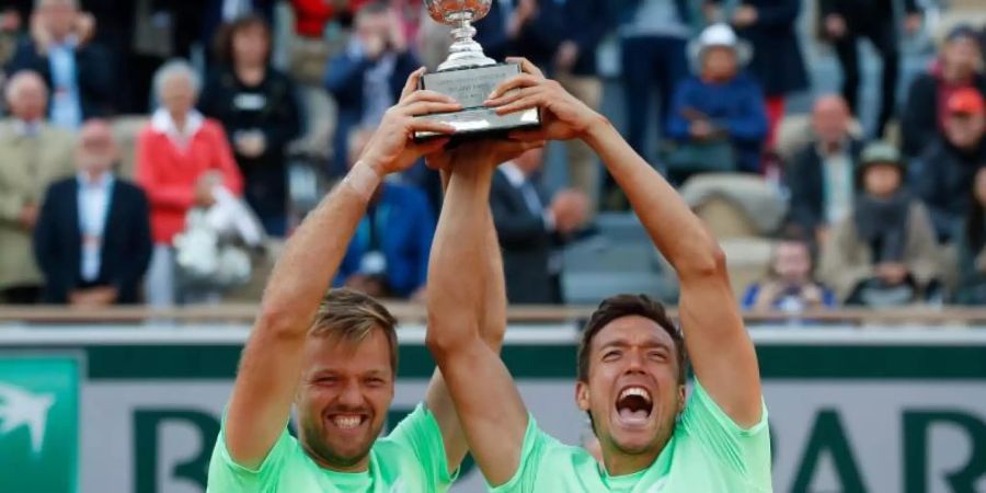 Nach dem Sieg im Doppel bei den French Open ging für Kevin Krawietz (l) und Andreas Mies die Party los. Foto: Pavel Golovkin/AP