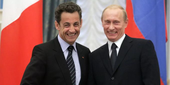 Ein Bild von früher: Nicolas Sarkozy und Wladimir Putin strahlen um die Wette. Nicolas Sarkozy