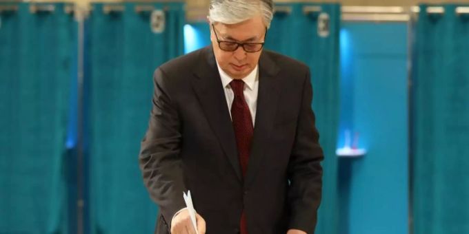 Kassym-Schomart Tokajew, Präsident von Kasachstan, gibt in einem Wahllokal seine Stimme ab. Staatschef Tokajew will sich offiziell ins Präsidentenamt wählen lassen. Foto: Kalizhan Ospanov/XinHua Kassym-Schomart Tokajew, Präsident von Kasachstan, gibt in einem Wahllokal seine Stimme ab. Staatschef Tokajew will sich offiziell ins Präsidentenamt wählen lassen. Foto: Kalizhan Ospanov/XinHua