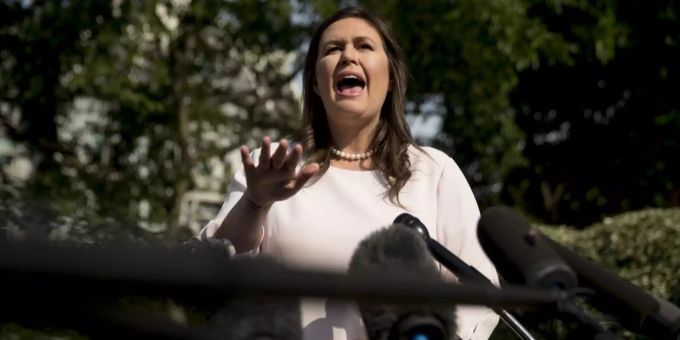 Sarah Sanders, hier noch Sprecherin des Weissen Hauses, gibt den Medienvertretern Auskunft. Neu arbeitet sie für den Fox News Channel. Fox news channel
