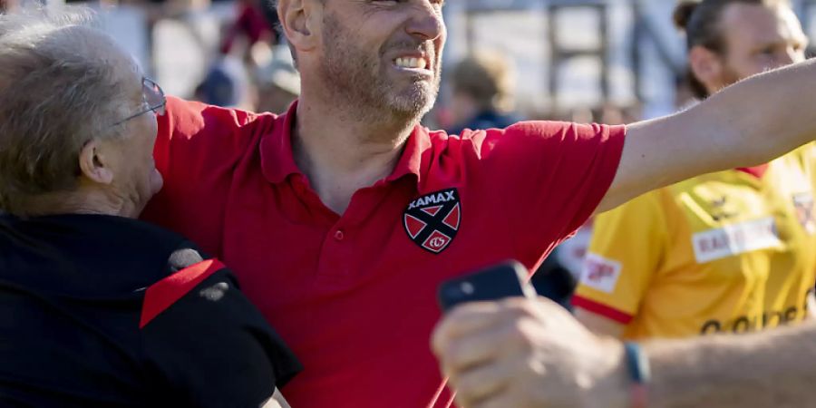 Xamax-Coach Stéphane Henchoz lässt seiner Freude nach der Wende im Barrage-Rückspiel freien Lauf