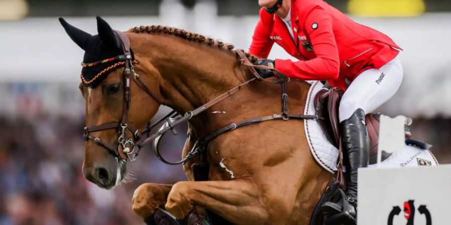 Simone Blum überspringt mit Alice in Aachen ein Hindernis. Foto: Rolf Vennenbernd