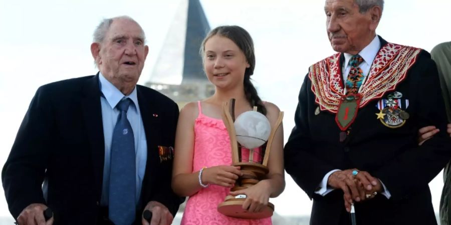 Greta Thunberg mit den Weltkriegsveteranen Léon Gautier (l.) und Charles Norman Shay