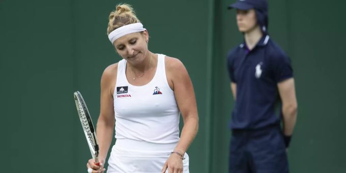 Während Belinda Bencic eine Runde weiter ist, scheidet Timea Bacsinszky in Wimbledon in Runde 1 aus. Bencic Bacsinszky