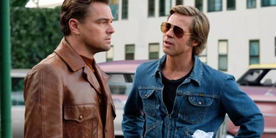 Pitt (r) und DiCaprio sind perfekt als Buddies, die ihrer Vergangenheit nachhängen. Foto: Sony Pictures