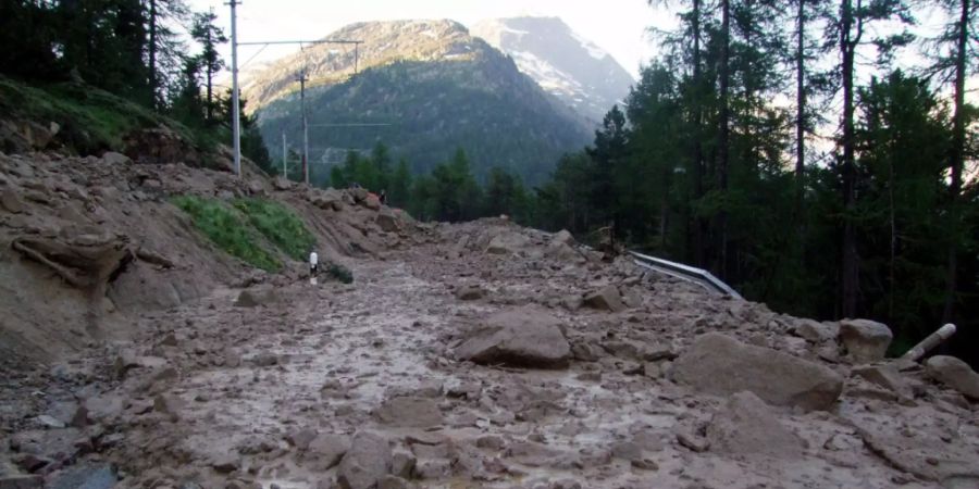 Erdrutsche haben am Sonntagabend bei einem Unwetter in den Kantonen Wallis und Graubünden diverse Strassen verschüttet. (Symbolbild)