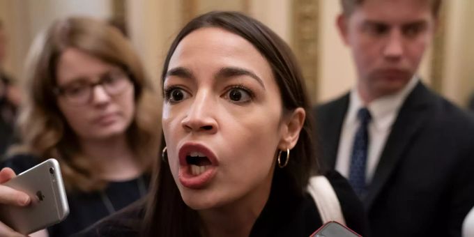 18.07.2019, USA, Washington: Alexandria Ocasio-Cortez, Abgeordnete der Demokraten im Kongress der USA, spricht mit Reportern. Trump hatte eine Wahlkampfveranstaltung im US-Bundesstaat North Carolina zu neuen Beleidigungen und Attacken gegen Omar, Ocasio-Cortez und zwei ihrer Parteikolleginnen genutzt. Foto: J. Scott Applewhite/AP/dpa +++ dpa-Bildfunk +++ Alexandria Ocasio-Cortez