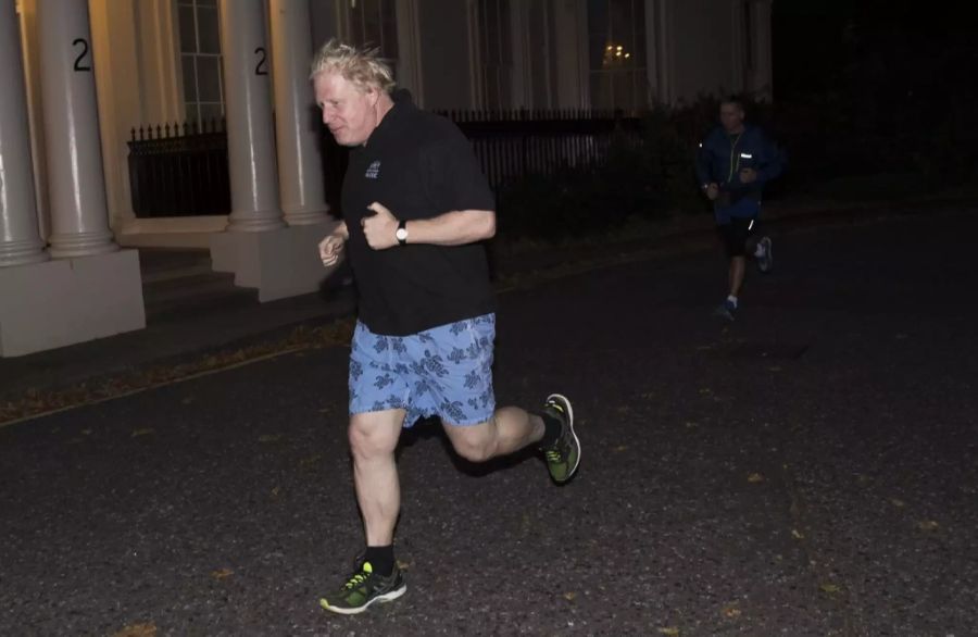 Boris Johnson joggt 2017 als damaliger britischer Aussenminister tapfer durch die Dunkelheit.