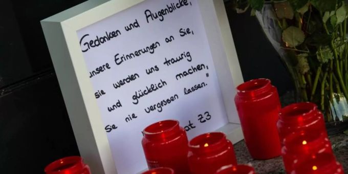Kerzen und eine Nachricht an Walter Lübcke am Haupteingang des Regierungspräsidiums in Kassel. Foto: Swen Pförtner Kerzen und eine Nachricht an Walter Lübcke am Haupteingang des Regierungspräsidiums in Kassel. Foto: Swen Pförtner
