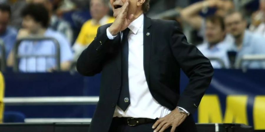 Trainiert seit 2017 ALBA Berlin: Aito Garcia Reneses ruft seinem Team verdeckt etwas zu. Foto: Andreas Gora