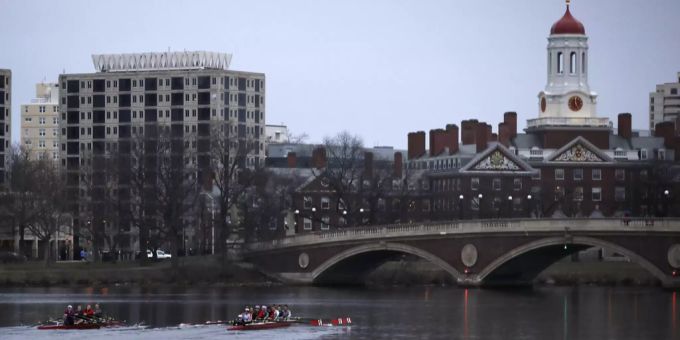 Ruderboote auf dem Charles River vor der amerikanischen Top-Universität Harvard. Harvard