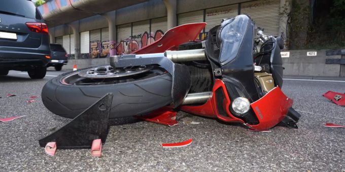 Motorradlenker verletzt sich bei Auffahrunfall auf A2