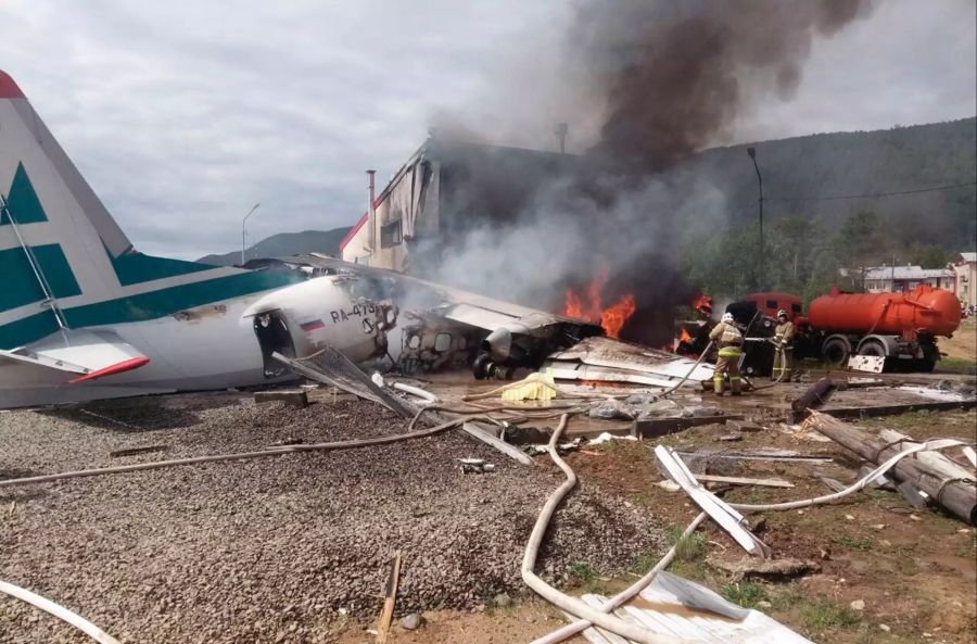 Tote und Verletzte bei Bruchlandung von Flugzeug