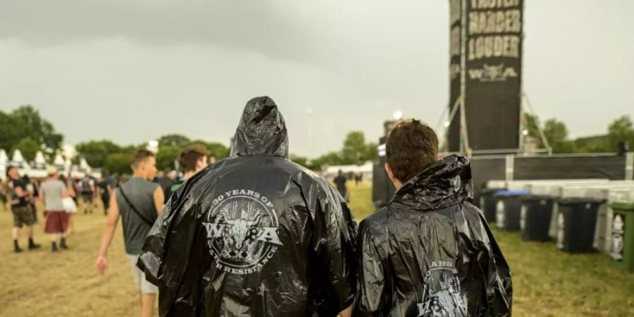 Nach einer Unwetterwarnung verlassen die Metal-Fans das Veranstaltungsgelände. Foto: Axel Heimken