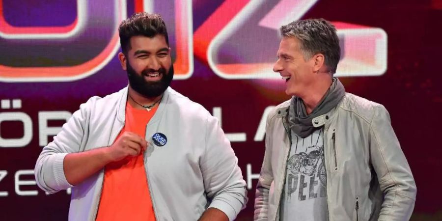 Comedian Faisal Kawusi (l) startet seine neue Show «Das Quiz, für das Jörg Pilawa keine Zeit mehr hatte». Foto: Willi Weber/SAT-1