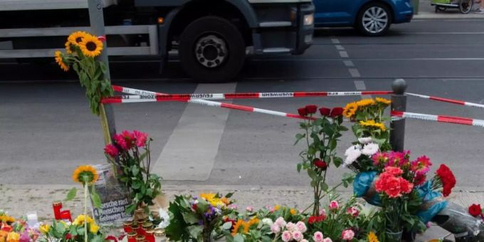 Blumen an der Stelle in Berlin-Mitte, an der bei einem Unfall mit einem SUV vier Menschen gestorben sind. Foto: Paul Zinken Blumen an der Stelle in Berlin-Mitte, an der bei einem Unfall mit einem SUV vier Menschen gestorben sind. Foto: Paul Zinken