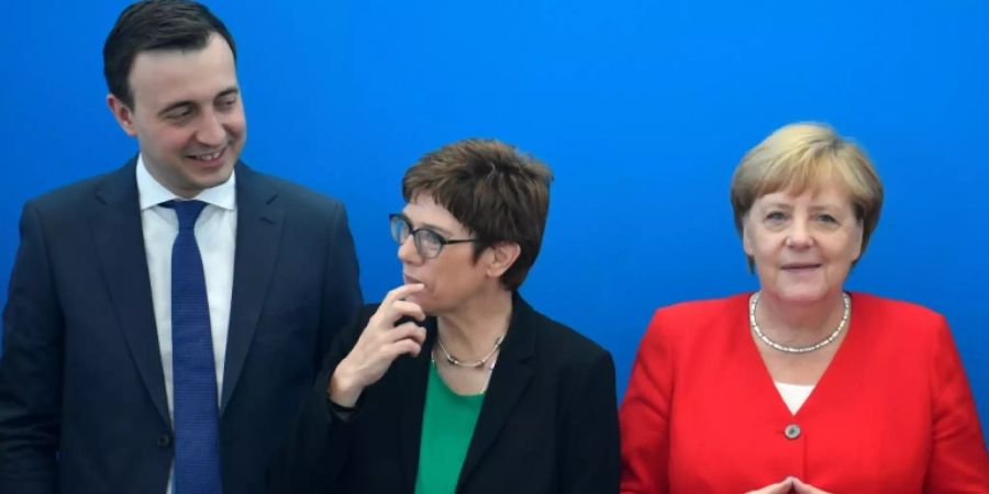 Ziemiak (l.), Kramp-Karrenbauer und Merkel