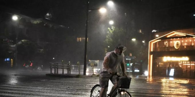 Ein Radfahrer in Tokio fährt durch den Regen. Wegen des Taifuns «Hagibis» werden starke Sturmböen und Regenfälle erwartet. (Symbolbild) Hagibis