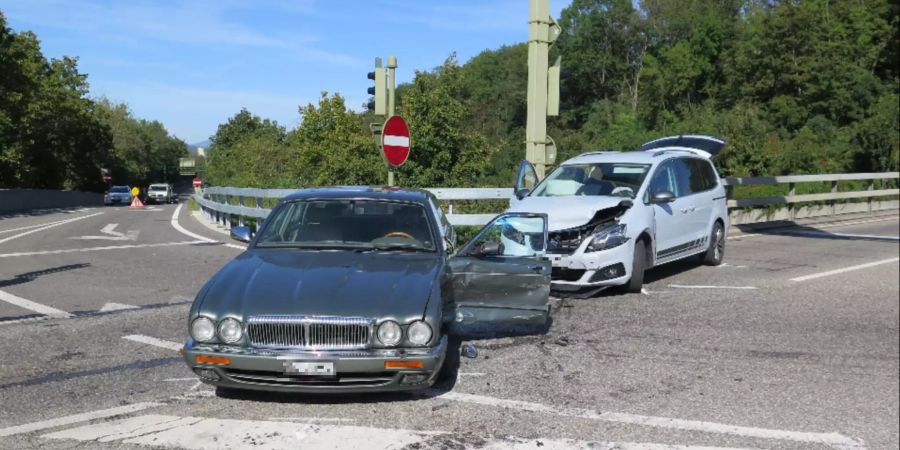 Fahrzeuge stark beschädigt.