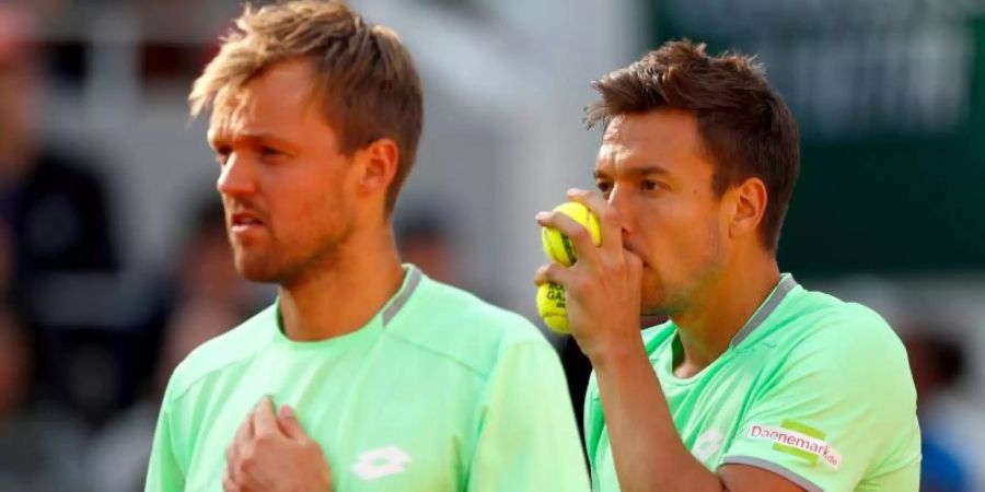 Sind in Hamburg ausgeschieden: Kevin Krawietz (l) und Andreas Mies. Foto: Pavel Golovkin/AP