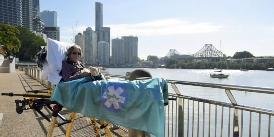 Die 92-jährige Betty Dowsett im Botanischen Garten in Brisbane